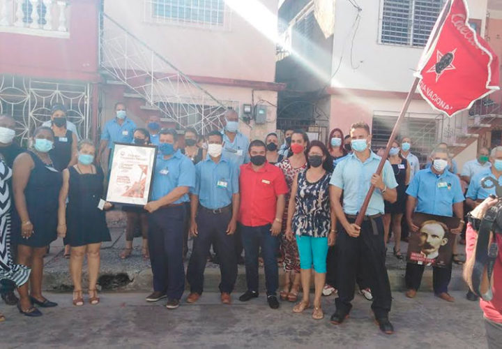 Parte del colectivo de la Ecie durante la entrega del certificado de vanguardia nacional. Foto: Gretel Díaz Montalvo