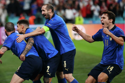 Italia gana la Euro: Tras empatar a un gol en 120 minutos, la selección italiana derrotó a Inglaterra 3-2 en penales para conseguir el título  del torneo continental. Shaw abrió el marcador por los ingleses y empató Bonucci al 67 para la azurra.