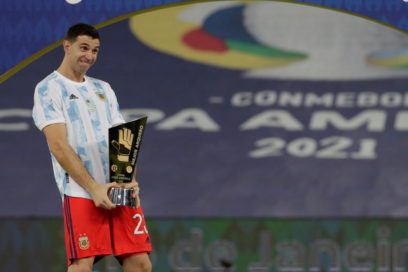 Dibu Martínez: «Le dije a mi mujer que este era mi sueño y me bancó. Todavía no pude conocer a mi hija. Quiero disfrutarlo con mi familia, abrazar a mi hija. Pasé muchas cosas, gente que no confiaba en mí, pero esto queda en la historia. Lo hicimos».