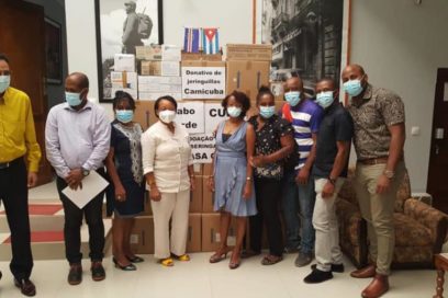 Recibe Embajadora donación de jeringuillas de Asociación caboverdiana de Solidaridad