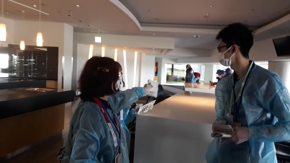 La amabilidad de los voluntarios no impidió que los trámites se retrasaran hasta casi 10 horas. foto: Guillermo Rodríguez