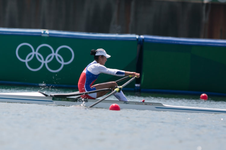 Milena Venegas de Cuba del single ligero del remo compite en el Canal Sea Forest durante los XXXII Juegos Olímpicos de Tokio 2020, en la ciudad de Tokio, Japón, el 23 de julio de 2021. Foto: Roberto Morejón, periódico Jit, Inder.