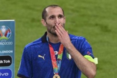 Chiellini despeja las dudas sobre su futuro: El defensor italiano Giorgio Chiellini confirmó que firmará un nuevo contrato con la Juventus. «El lunes estaré en Turín, donde me está esperando Allegri. Intentaré terminar mi carrera ganando trofeos».