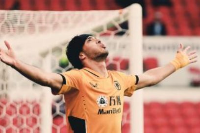 Raúl Jiménez vuelve  a anotar tras su fractura craneal.