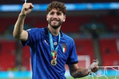 Locatelli es pretendido por tres grandes: Sassuolo pide 40 millones de euros por su mediocampista Manuel Locatelli. La Juve le propuso dos años de cesión con opción de compra, oferta declinada, mientras Arsenal y Liverpool están atentos al jugador.