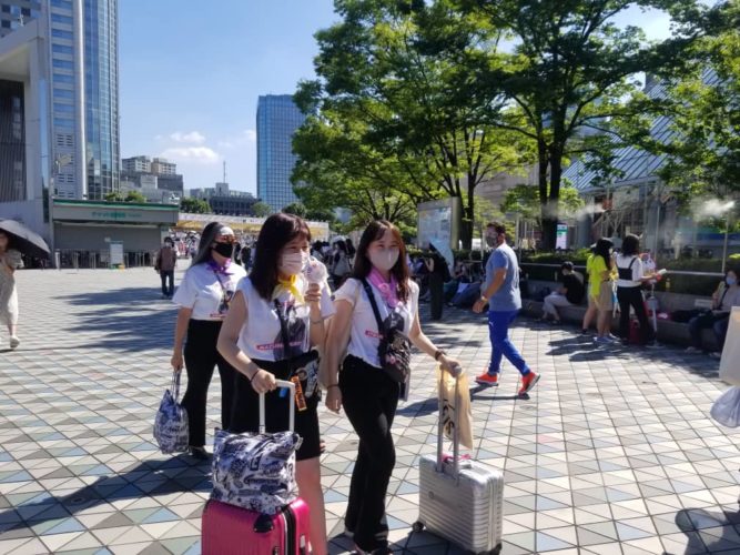 La vida sigue normal en Tokio, y muchos usan ventiladores portátiles por el calor. Foto: Jhonan González