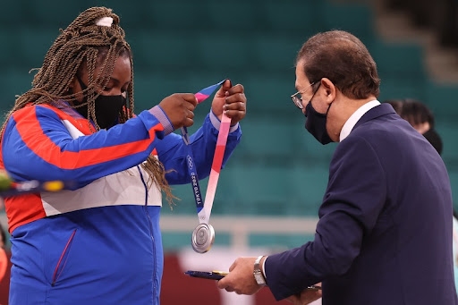 Idalys Ortiz de Cuba recibe la medalla de plata en la división de más 78 kg del torneo de judo, en ceremonia realizada en el Nippon Budokan, durante los Juegos Olímpicos de Tokio 2020, en la capital de Japón, el 30 de julio de 2021. FOTO ACN/ Roberto Morejón, periódico Jit, Inder/m