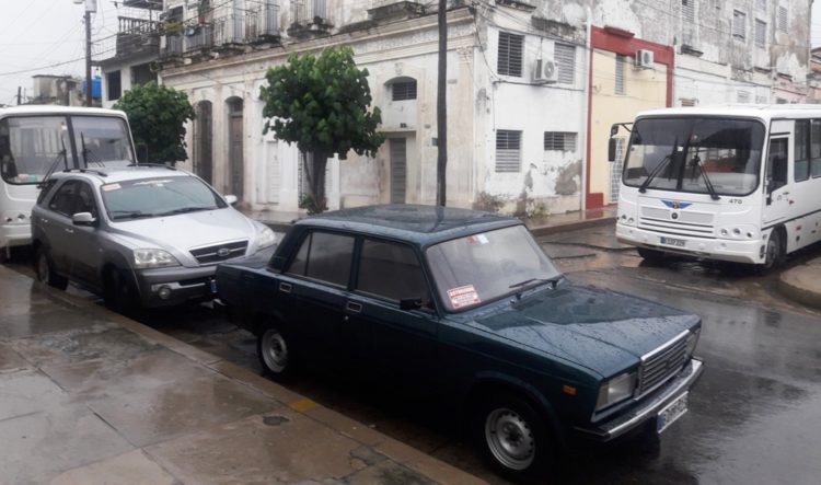 En la ciudad de Cienfuegos están listos los medios de transporte para evacuar con urgencia a pobladores en caso necesario. Foto: Barreras Ferrán