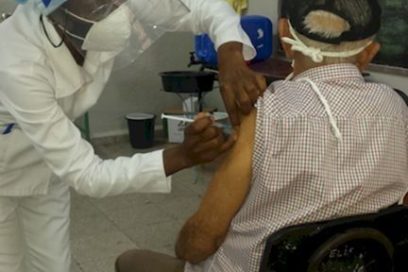 Avanza en Holguín inmunización de personas mayores de 60 años