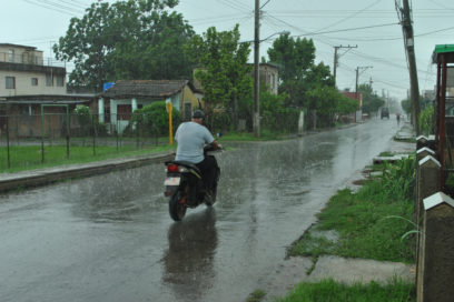 Ligeras lluvias de la tormenta tropical en Artemisa