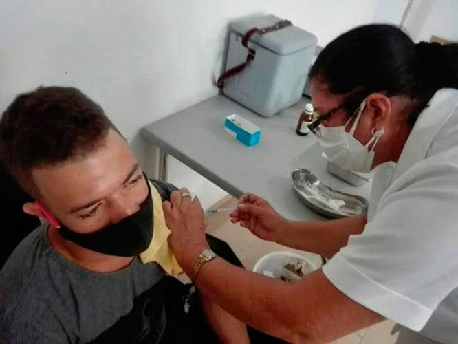La ayuda con recursos para el acondicionamiento de vacunatorios posibilita el inicio este 12 de julio de la intervención sanitaria con Abdala en el municipio de Ciego de Ávila. Foto: Albert Fajardo Jiménez