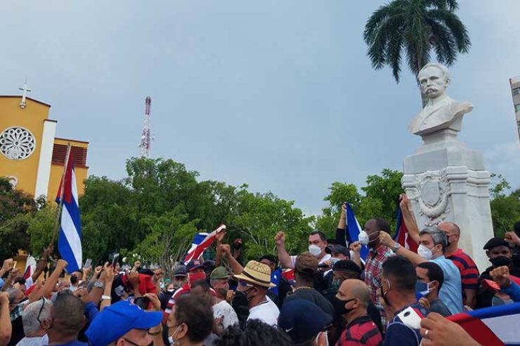 El apoyo de artistas y escritores avileños a su Revolución se expresó ante la efigie de José Martí, en honor a su legado: "Se necesita ahora más que nunca, templos de amor y humanidad que desaten lo que hay en el hombre de generoso y sujeten todo lo que hay en él, de crudo y vil". Foto: Tomada de TV avileña en Facebook