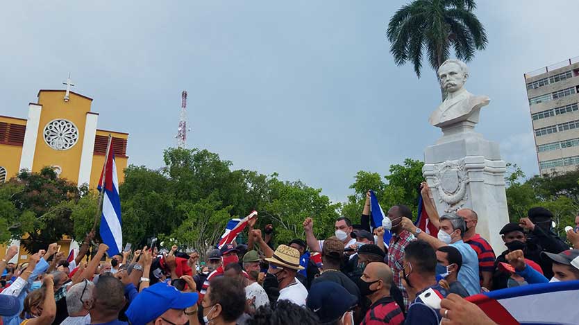 El apoyo de artistas y escritores avileños a su Revolución se expresó ante la efigie de José Martí, en honor a su legado: "Se necesita ahora más que nunca, templos de amor y humanidad que desaten lo que hay en el hombre de generoso y sujeten todo lo que hay en él, de crudo y vil". Foto: Tomada de TV avileña en Facebook
