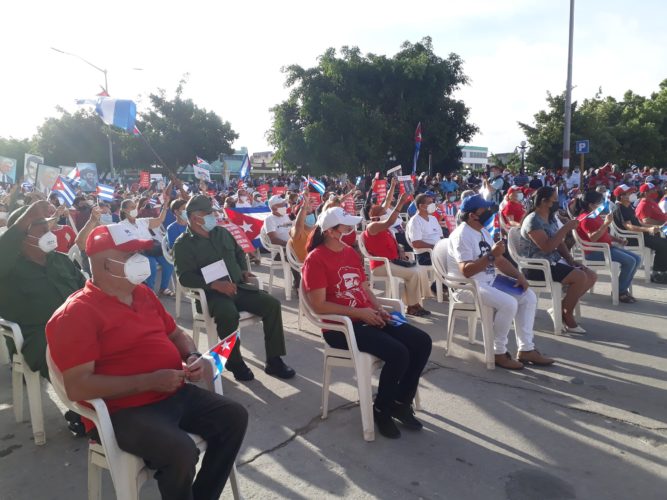 Una amplia representación del pueblo holguinero alzó su voz este sábado a favor de la paz, la soberanía y el cese del bloqueo estadounidense. Foto: Lianne Fonseca