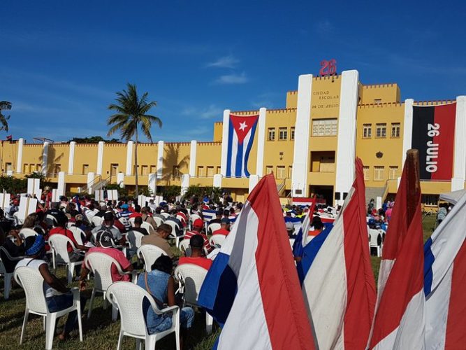 Desde el polígono del hoy centro escolar 26 de Julio los santiagueros gritaron consignas revolucionarias, entre ellas “mi Moncada es hoy”, convertida en etiqueta en el redes sociales y que ya comienza a marcar tendencia junto con #JuntosPodemos, #PonleCorazón y #CubaViva Foto: Perefil Twitter CMKC