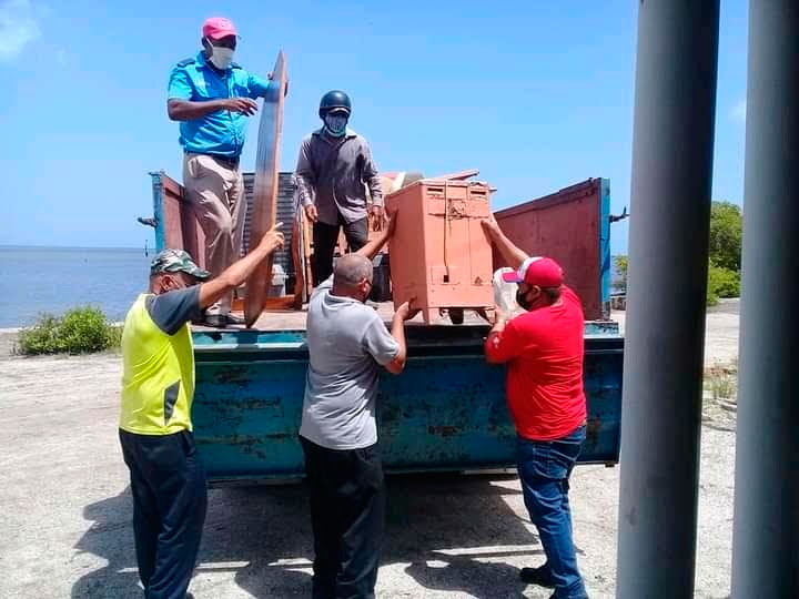 La CTC en Camagüey apoya la evacuación de las personas que residen en zonas proclives a inundaciones o penetraciones del mar. Foto: Tomada del Facebook de Yulian León Rondón