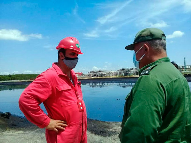 Alexandre Corona, gobernador de Cienfuegos, evaluó la preparación de la refinería de petróleo. / Foto: Periódico 5 de Septiembre.