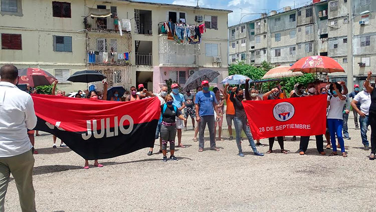 Residentes en la barriada de Junco Sur, en la ciudad de Cienfuegos, manifestaron el apoyo a la dirección política y gubernamental del país. Foto: Ángel Bermúdez