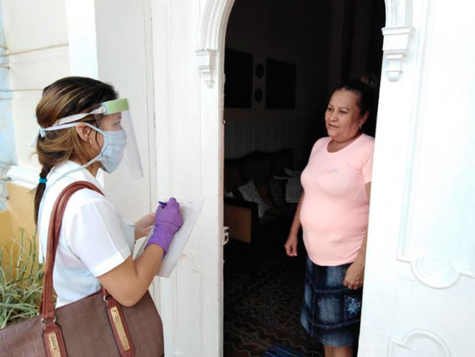 La pesquisa casa a casa es esencial para detectar los síntomas a tiempo, siempre y cuando el entrevistado sea honesto y no oculte nada. Foto: Gretel Díaz Montalvo