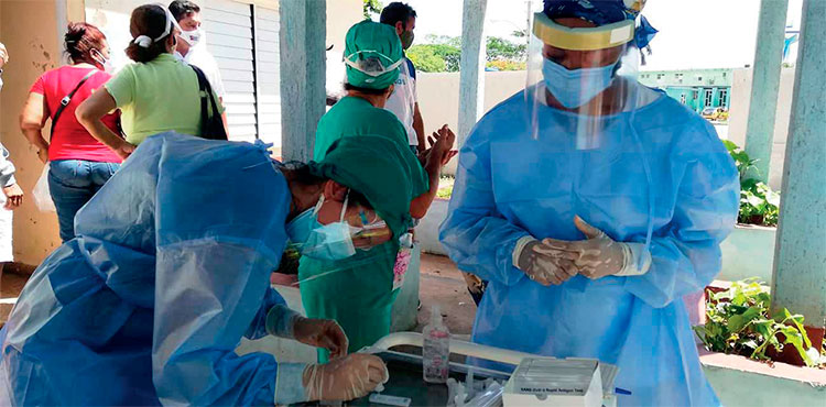 Personal sanitario de varias regiones del país refuerza la atención en la red asistencial de la provincia. Foto: Alexei A. Mclntosh León