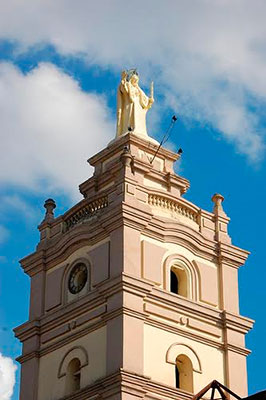 El 31 de octubre de 1937, en la cima de la torre de la Catedral de Camagüey, fue instalada la escultura del Cristo realizada por Albaijés.