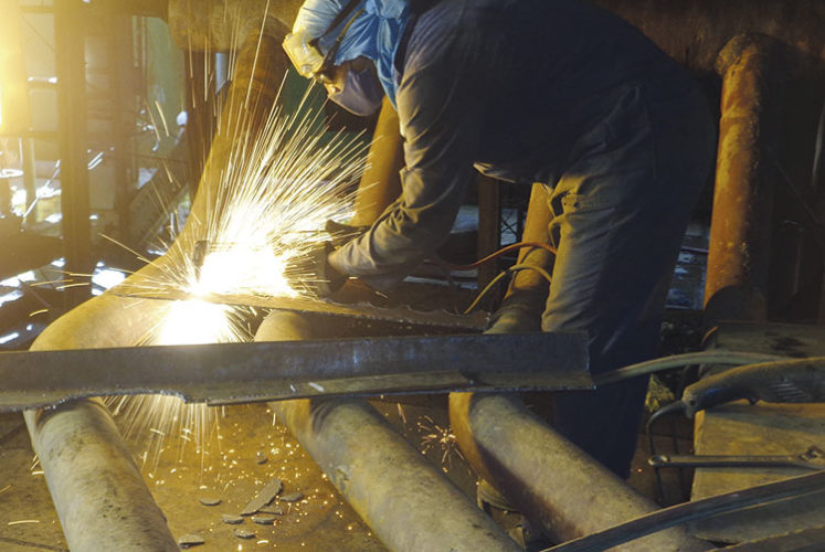 Fundamental la labor de mecánicos, soldadores, paileros y otros especialistas en las horas finales de la solución de la avería de la CTE Guiteras. Foto: Noryis