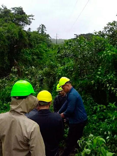 Trabajadores de la empresa eléctrica laboran en el restablecimiento del serbio en zonas intrincadas de la montaña. Foto: Periódico 5 de Septiembre