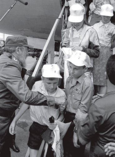Fidel recibe en la escalerilla del avión IL-86, de Aeroflot, a niños, familiares, educadores y médicos de Chernóbil. Foto: Joaquín Viñas