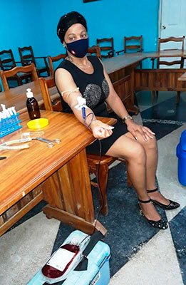 Irenia del Carmen Díaz Guillén extiende satisfecha su brazo. Foto: Jorge Pérez Cruz