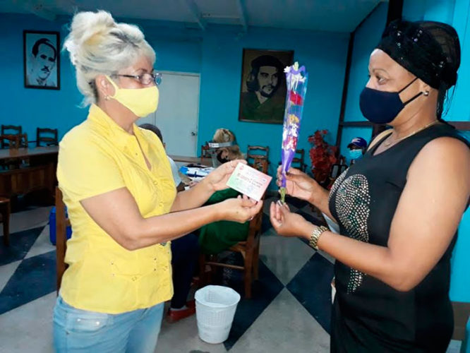 Dagmara entrega reconocimiento a Irenia y una flor por su cumpleaños. Foto: Jorge Pérez Cruz