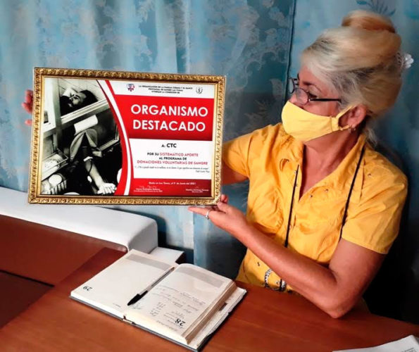 El certificado acredita el destacado y sistemático aporte del movimiento sindical al Programa Nacional de Donaciones Voluntarias de Sangre. Foto: Jorge Pérez Cruz