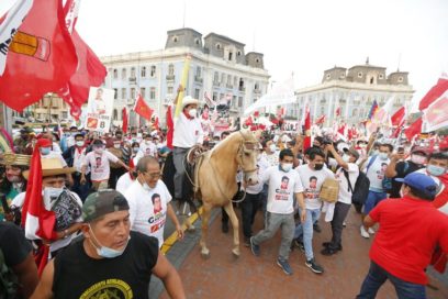 Perú: Recibe Castillo banda presidencial