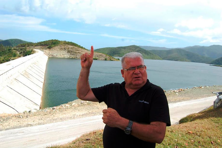 Pupo frente a una de las grandes obras ejecutadas en el oriente cubano: la presa Mayarí. Foto: Barreras Ferrán