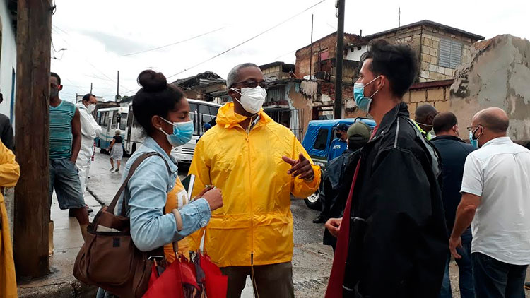 Queipo Ruiz, al centro, dialoga con la parte de la prensa matancera en el barrio La Marina, afectado por inundaciones. Foto: Noryis