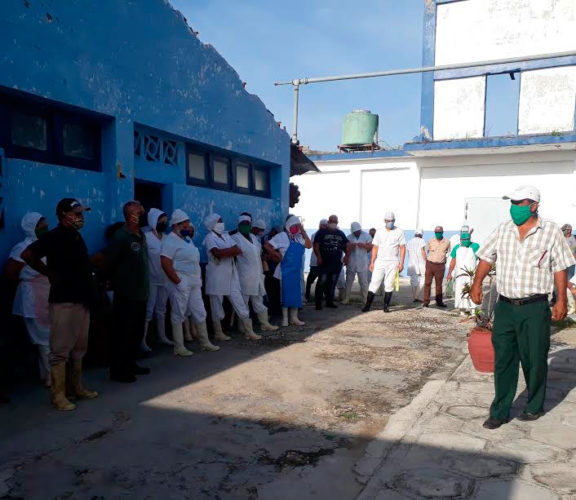 El colectivo de Industria Pesquera en Sancti Spíritus ratificó su apoyo incondicional a la Revolución Cubana. Foto: Yuleiky Obregón Macías