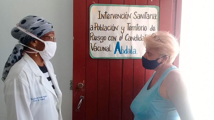 El proceso de vacunación no se detendrá en Santiago de Cuba, provincia que ya supera el millón 200 mil dosis de Abdala inoculadas a su población (entre las 3 dosis). Foto: Betty Beatón Ruiz