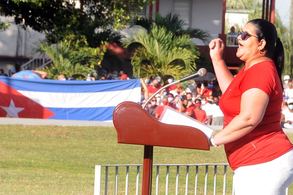 Gladys Martínez, integrante del Buró Político y Secretaria del Partido en la provincia al momento de hablarle a su pueblo y repetir que Hay sangre de Artemisa, brillando en la bandera.
