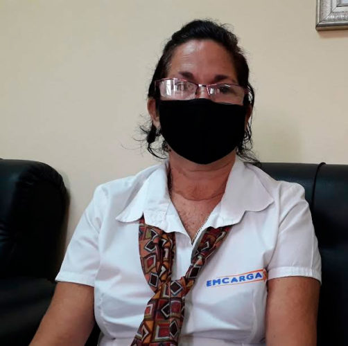 Mejores rendimientos de los trabajadores son posibles con el sistema de emulación impuesto en la UEB Servicar Holguín, asegura la dirigente sindical Tania Figueredo García. Foto: Lianne Fonseca