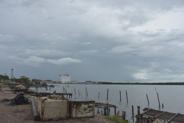 Proteger las embarcaciones fue una de las primeras acciones que se acometieron en Santa Cruz del Sur ante la llegada de Elsa. Foto: Alejandro Rodríguez