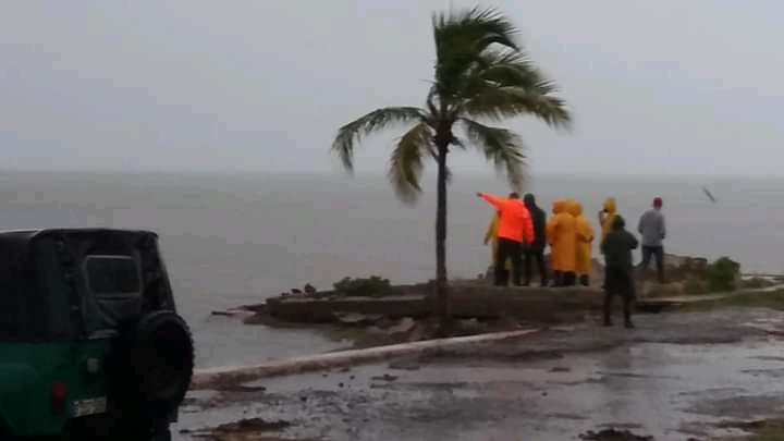 Hasta la zona conocida como La Punta en la playa de Santa Cruz llegaron las máximas autoridades de la provincia a constatar la labor allí realizada para proteger los bienes. Foto: Gretel Díaz Montalvo
