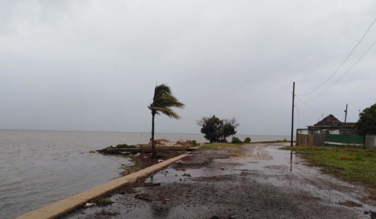 Algunas lluvias, vientos ligeramente fuertes y marejadas moderadas caracterizaban el panorama en el sureño municipio en las primeras horas de la noche. Foto: Gretel Díaz Montalvo