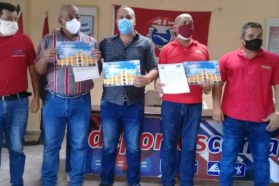 Reconocen a trabajadores que defendieron la Patria