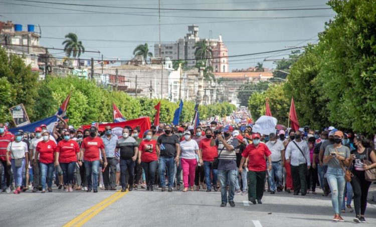 Un desfile en cuadro apretado, defendió Camagüey sus calles y la Revolución. Foto Alejandro Rodríguez Leiva