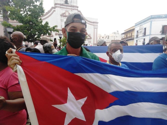 Yosvany Otero Díaz sabía que hoy era más importante acudir a las calles de su Camagüey y reafirmar su apoyo a la Revolución. Foto: Gretel Díaz Montalvo