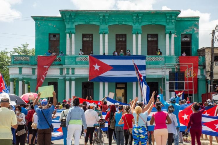 En la histórica plaza de la Libertad, donde se recibiera a Fidel castro aquel 4 de enero de 1959, hoy se reunieron jóvenes y trabajadores camagüeyanos para apoyar a la Revolución. Foto Alejandro Rodríguez Leiva