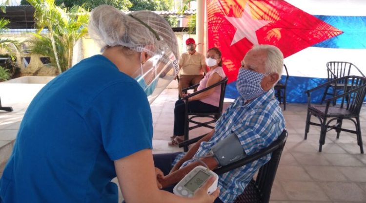 Una respuesta humanitaria al llamado del presidente Díaz-Canel de defender la Revolución, fue el inicio este lunes de la intervención sanitaria con la vacuna Abdala en el municipio de Ciego de Ávila. Foto: Tomada de TV avileña en Facebook