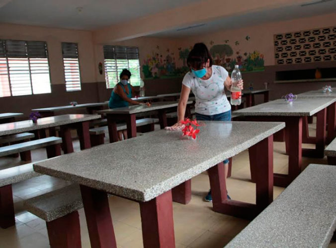 En Sancti Spíritus, más de un centenar de escuelas fueron acondicionadas como vacunatorios. Foto: Oscar Alfonso Sosa