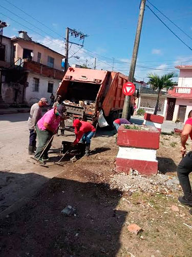 La brigada de Comunales que recoge desechos sólidos en cuarentenas, centros de aislamientos, y hospitales está dispuesta a apoyar a Matanzas. Foto: Tomada de Facebook de Lina Rosa Torres