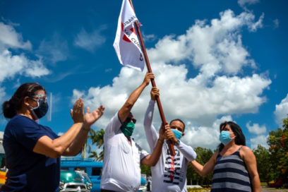 Abanderan a transportistas en Holguín para apoyar servicios médicos ante rebrote de COVID-19 (+Fotos)