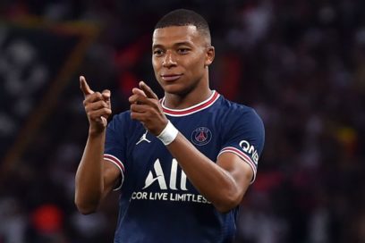 Luis Fernández sobre Mbappé: «Está en muy buena forma. Volvió a demostrar su eficacia al marcar un doblete. Nunca lo vi levantar el pie ni esconderse. Tuvo un partido completo. Kylian es impermeable a todo lo que se dice a su alrededor».